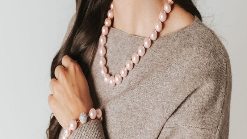 Tips To Wear Pearl Necklace On Contemporary Clothes