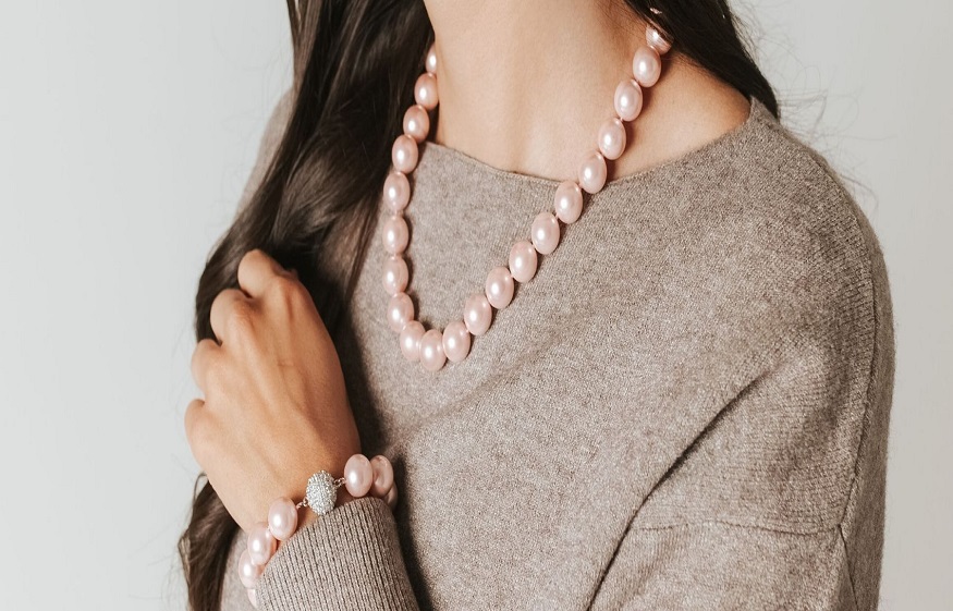 Tips To Wear Pearl Necklace On Contemporary Clothes