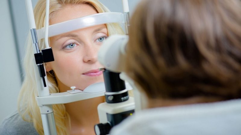 5 Signs You Should Visit an Eye Doctor Clinic Immediately