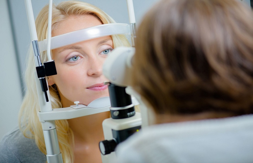 5 Signs You Should Visit an Eye Doctor Clinic Immediately